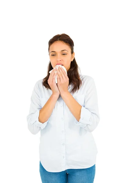 Donna che soffia il naso con carta velina — Foto Stock