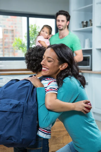 Moeder knuffelen haar zoon — Stockfoto