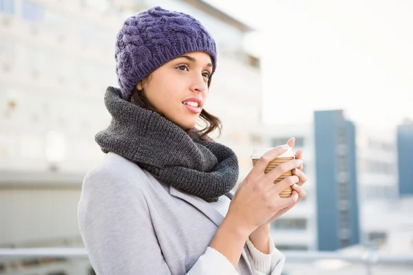 Mujer sonriente con café para llevar —  Fotos de Stock