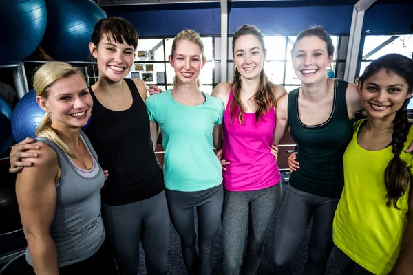 Glimlachend fir groep poseren samen — Stockfoto