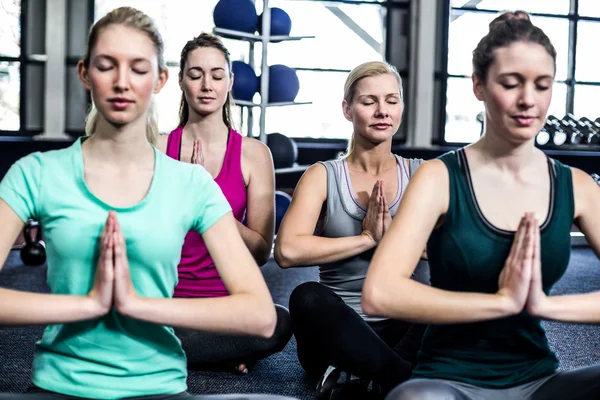 Passar grupp gör yoga — Stockfoto