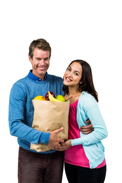 Homem e mulher segurando saco de frutas — Fotografia de Stock