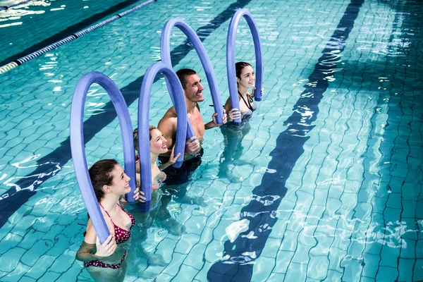 Ajuste grupo haciendo ejercicios aeróbicos — Foto de Stock