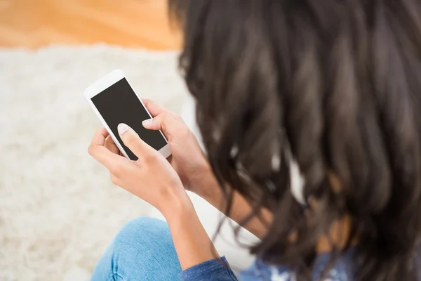 Gelegenheitsfrau nutzt ihr Smartphone — Stockfoto