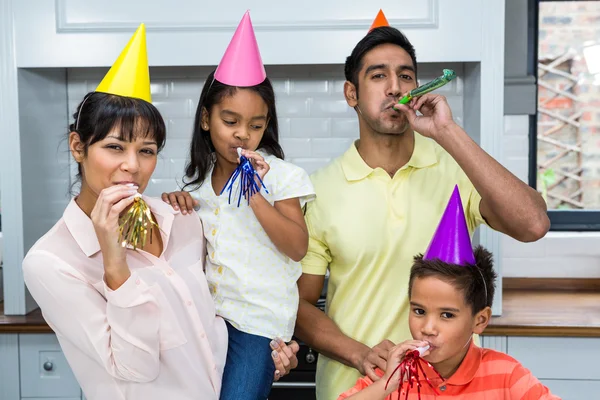 幸福的家庭聚会在厨房里 — 图库照片