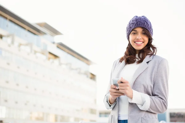 Femme souriante utilisant un téléphone mobile — Photo