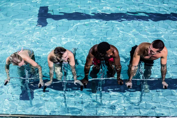 Přizpůsobit, usmívající se skupina šlapání na kole plavání — Stock fotografie