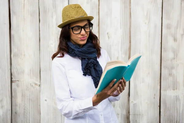 Mujer hipster sonriente leyendo un libro — Foto de Stock