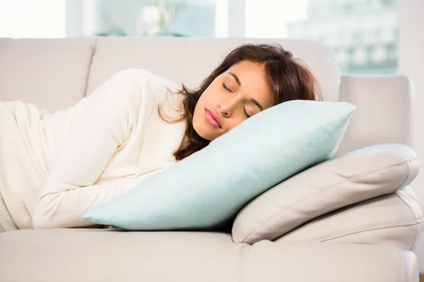 Mooie brunette een dutje doen — Stockfoto