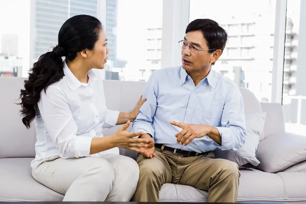 Man en vrouw met glazen wijn — Stockfoto