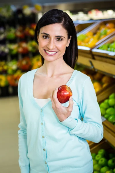Retrato de uma mulher sorridente colhendo maçã — Fotografia de Stock
