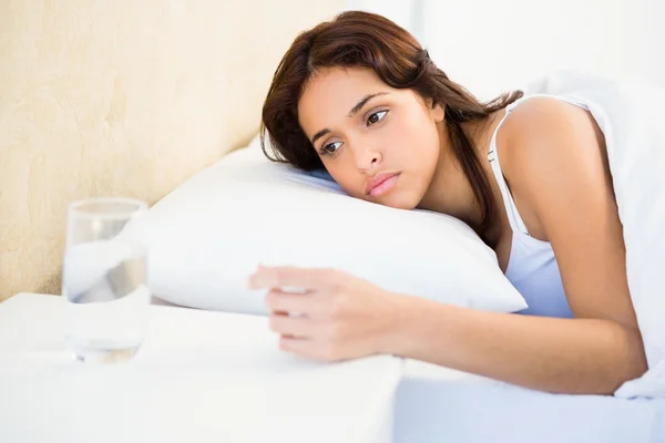 Mujer somnolienta en su cama —  Fotos de Stock