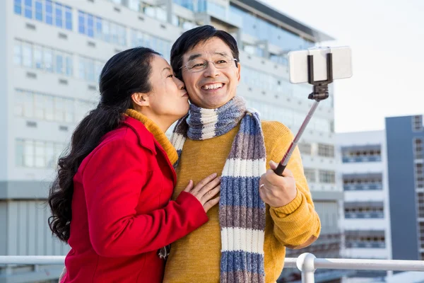 Mayor asiático pareja en balcón tomando selfie — Foto de Stock