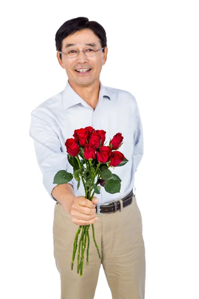 Oudere Aziatische man aanbieden van rozen — Stockfoto
