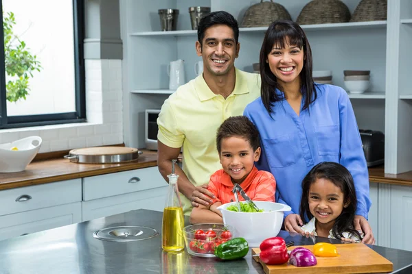 Retrato de família feliz na cozinha — Fotografia de Stock