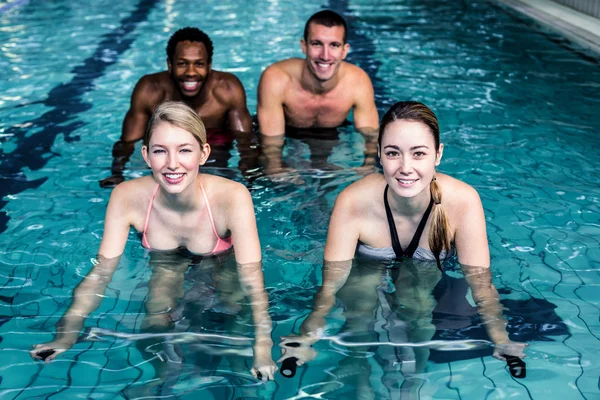 Fit lächelnde Gruppe tritt auf Schwimmfahrrad in die Pedale — Stockfoto