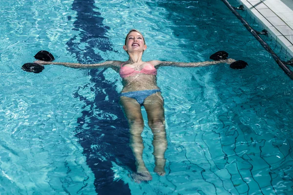 Sonriente mujer en forma haciendo aqua aeróbic —  Fotos de Stock