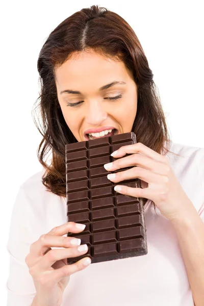 Casual Frau knirscht Tafel Schokolade — Stockfoto