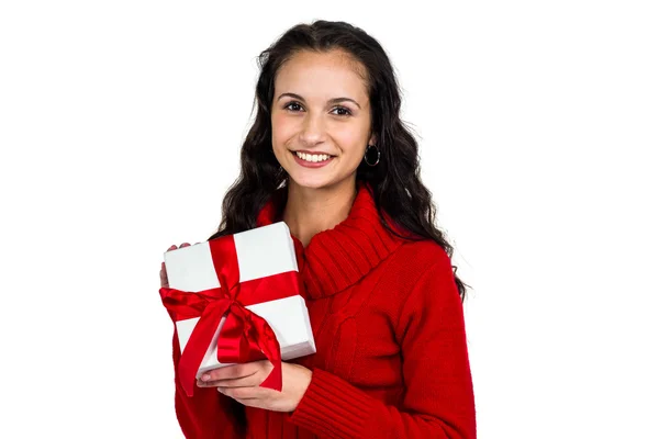 Улыбающаяся женщина держит подарочную коробку — стоковое фото