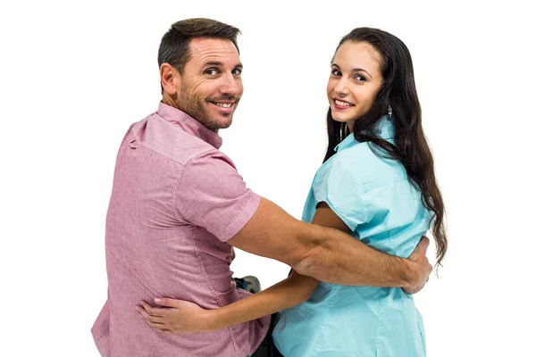 Casal feliz sentado e olhando para a câmera — Fotografia de Stock