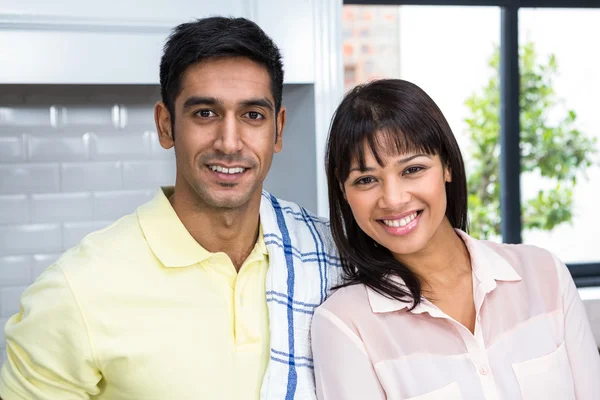 Sorrindo casal na cozinha — Fotografia de Stock