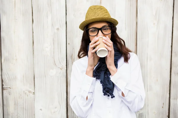 Hipster γυναίκα με καφέ σε πακέτο — Φωτογραφία Αρχείου