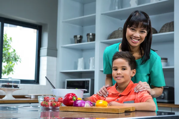 Donna sorridente che cucina con suo figlio — Foto Stock