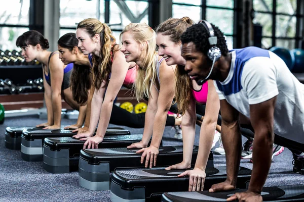 Groupe de personnes en forme faisant quelques pompes — Photo