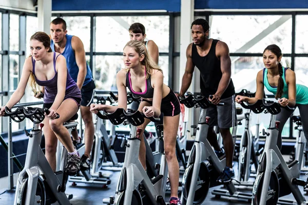 Fitte Menschen trainieren beim Spinning-Kurs — Stockfoto