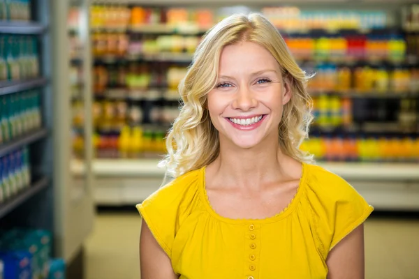 Portrait de femme souriante debout dans l'allée — Photo