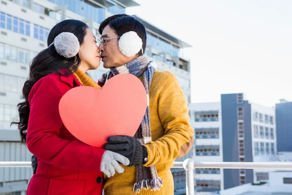 年长的亚洲夫妇展示一颗心 — 图库照片