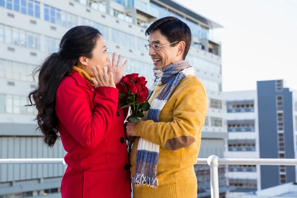 年长的亚洲夫妇在阳台上与玫瑰 — 图库照片