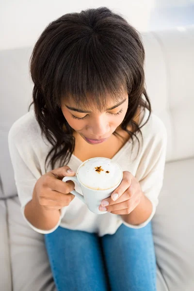 Wanita tersenyum minum kopi — Stok Foto