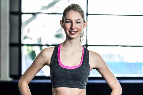 Mujer sonriente posando con las manos en las caderas —  Fotos de Stock