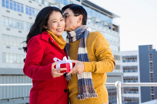 Mayor asiático pareja en balcón con regalo —  Fotos de Stock