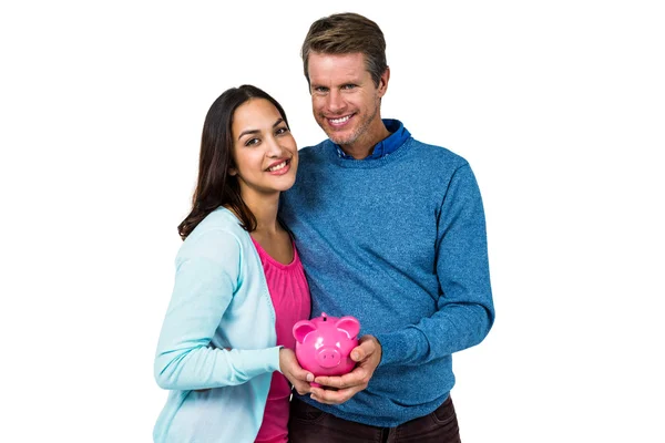 Lachende paar bedrijf piggy bank — Stockfoto