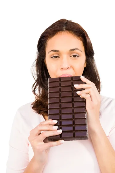 Casual Frau knirscht Tafel Schokolade — Stockfoto