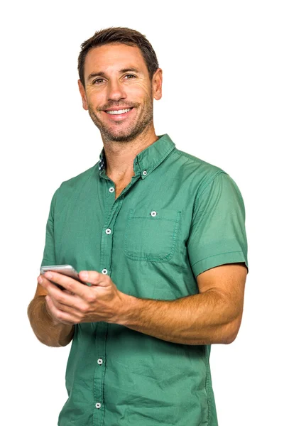 Retrato de homem sorridente segurando smartphone — Fotografia de Stock