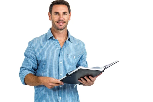 Uomo sorridente in possesso di libro — Foto Stock