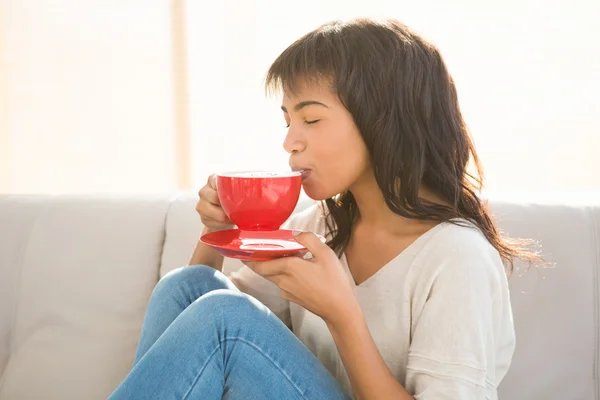 Mooie vrouw geniet van een cappuccino — Stockfoto