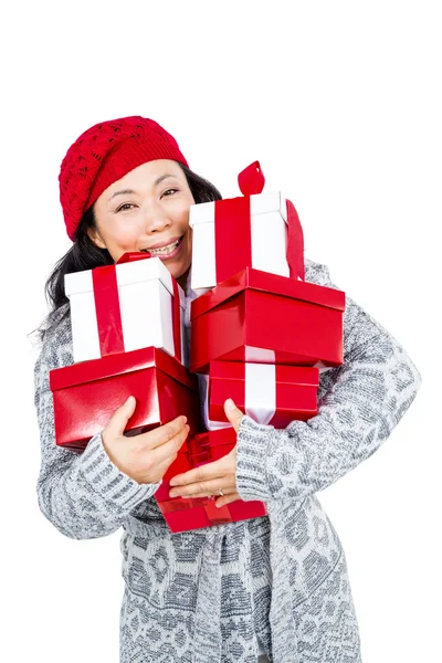 Retrato de mulher carregando presentes — Fotografia de Stock