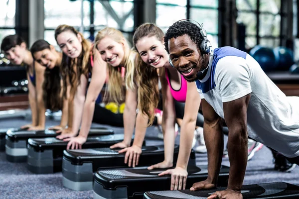 Grupo de personas en forma haciendo algunas flexiones —  Fotos de Stock