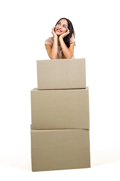 Femme debout avec des boîtes — Photo