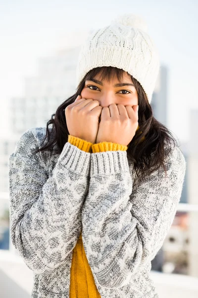 Lachende vrouw dragen winterkleren — Stockfoto