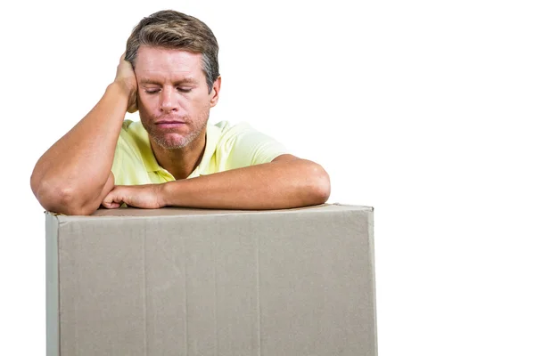 Primer plano del hombre triste con caja —  Fotos de Stock