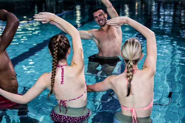 Passar människor gör en aqua aerobics klass — Stockfoto