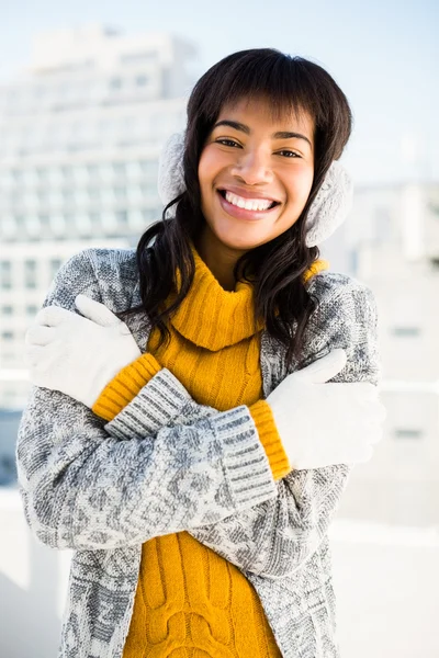Lachende vrouw dragen winterkleren — Stockfoto