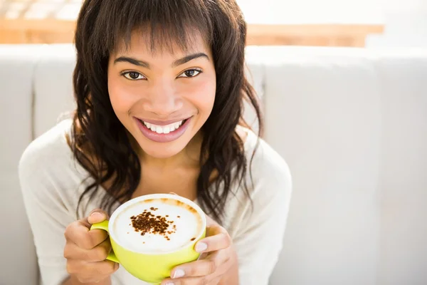 Szép nő élvezi a cappuccino — Stock Fotó