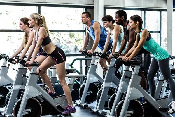 Adatto alle persone che si allenano a lezione di spinning — Foto Stock