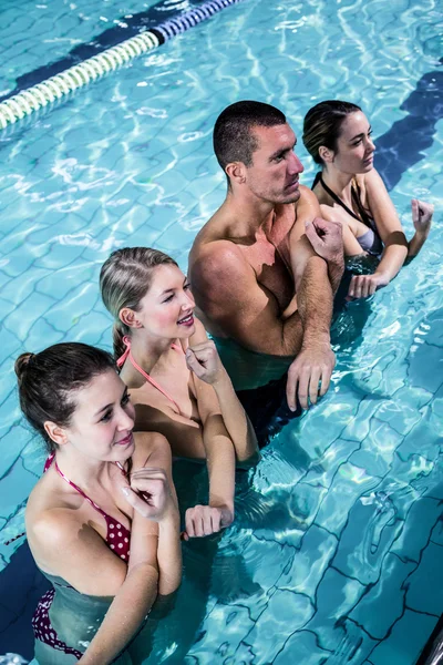 Fitness grup Aqua aerobik yapıyor — Stok fotoğraf